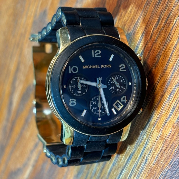 Michael Kors Woman’s Matte Black And Gold Runway Watch # 5191 With Original Box - Picture 5 of 14
